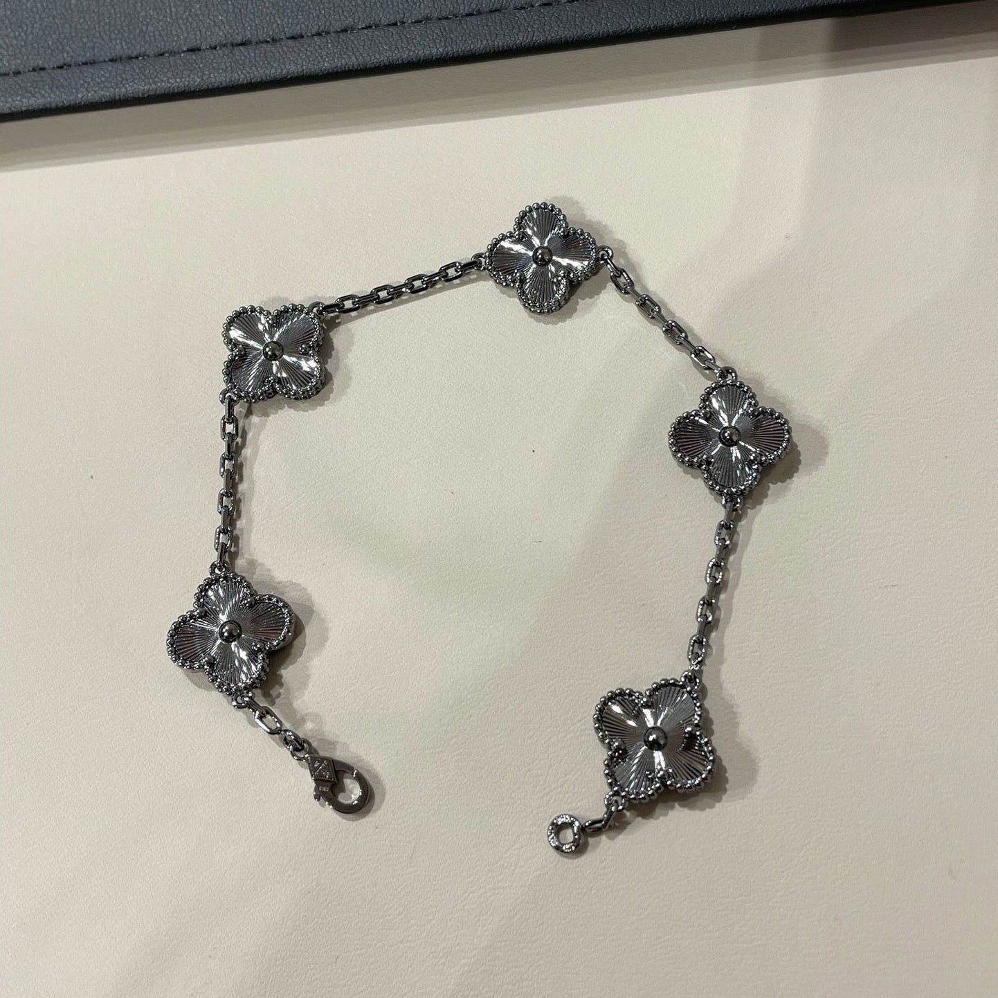 [CA]CLOVER 5 MOTIF BLACK BRACELET