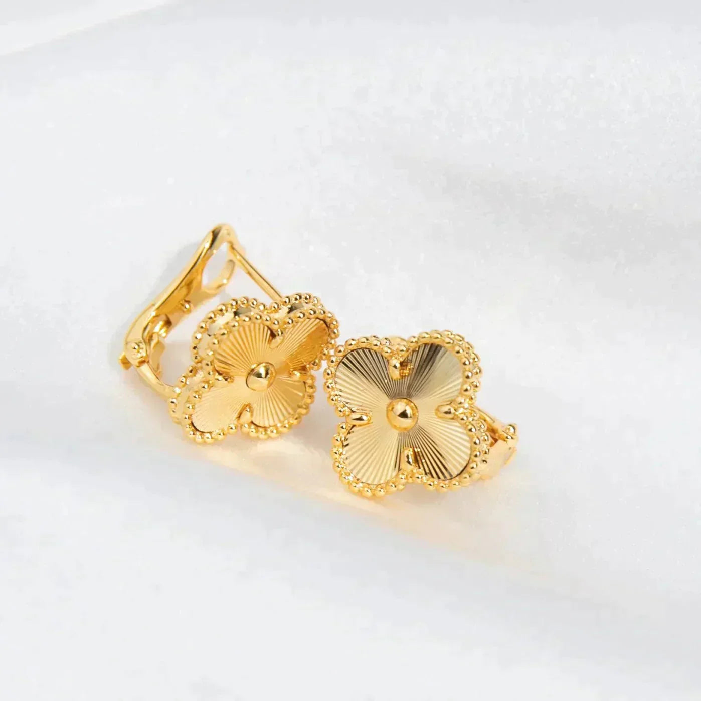 [CA]CLOVER MEDIUM 1 MOTIFS LASER EARRINGS