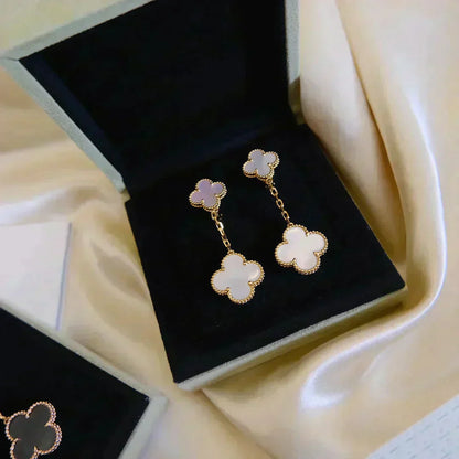 [CA]CLOVER 2 MOTIF WHITE MOP EARRINGS