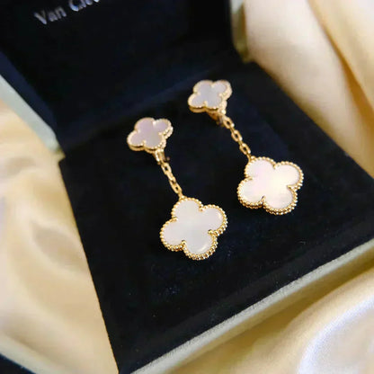 [CA]CLOVER 2 MOTIF WHITE MOP EARRINGS