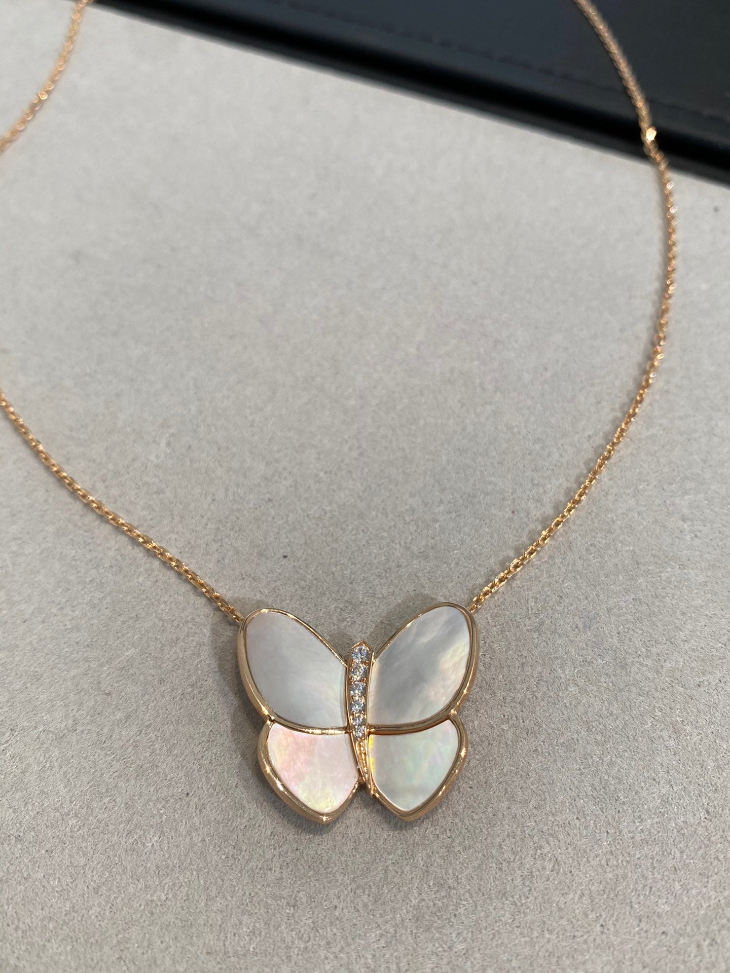 [CA]BUTTERFLY GOLD MOP DIAMOND NECKLACE