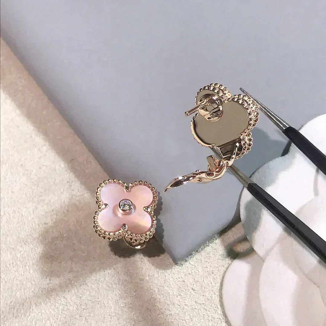 [CA]CLOVER MEDIUM 1 MOTIFS  PINK MOP DIAMOND EARRINGS