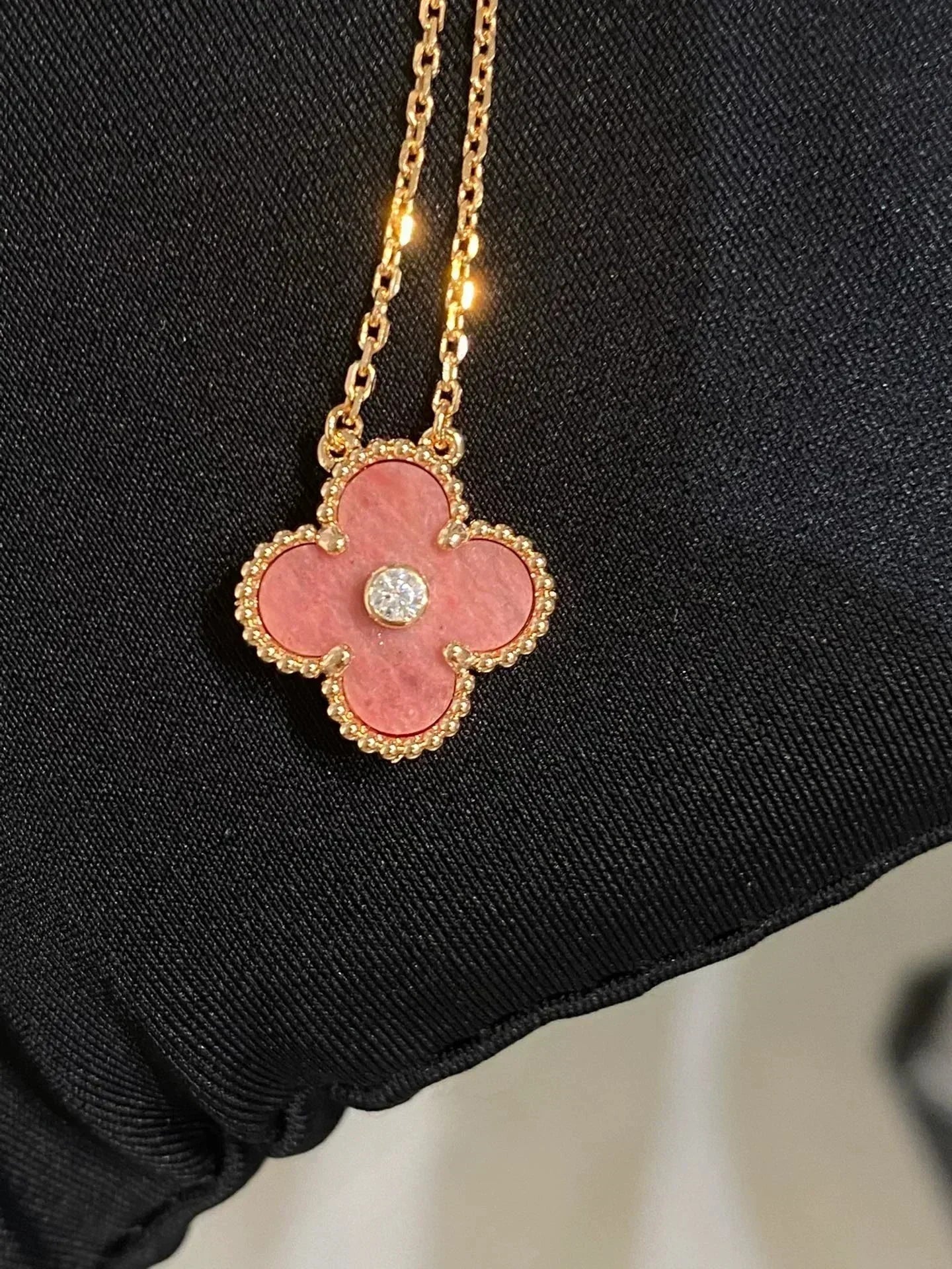 [CA]CLOVER 15MM DIAMOND RHODONITE NECKLACE