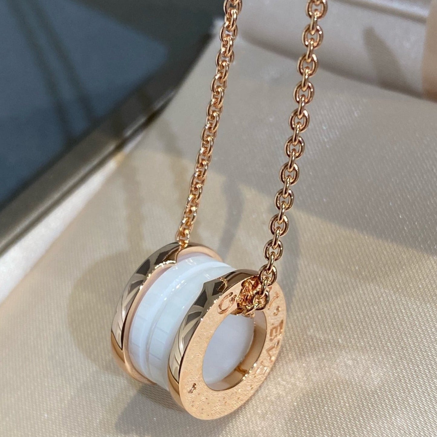 [CA]ZERO 1 WHITE CERAMIC PINK GOLD NECKLACE