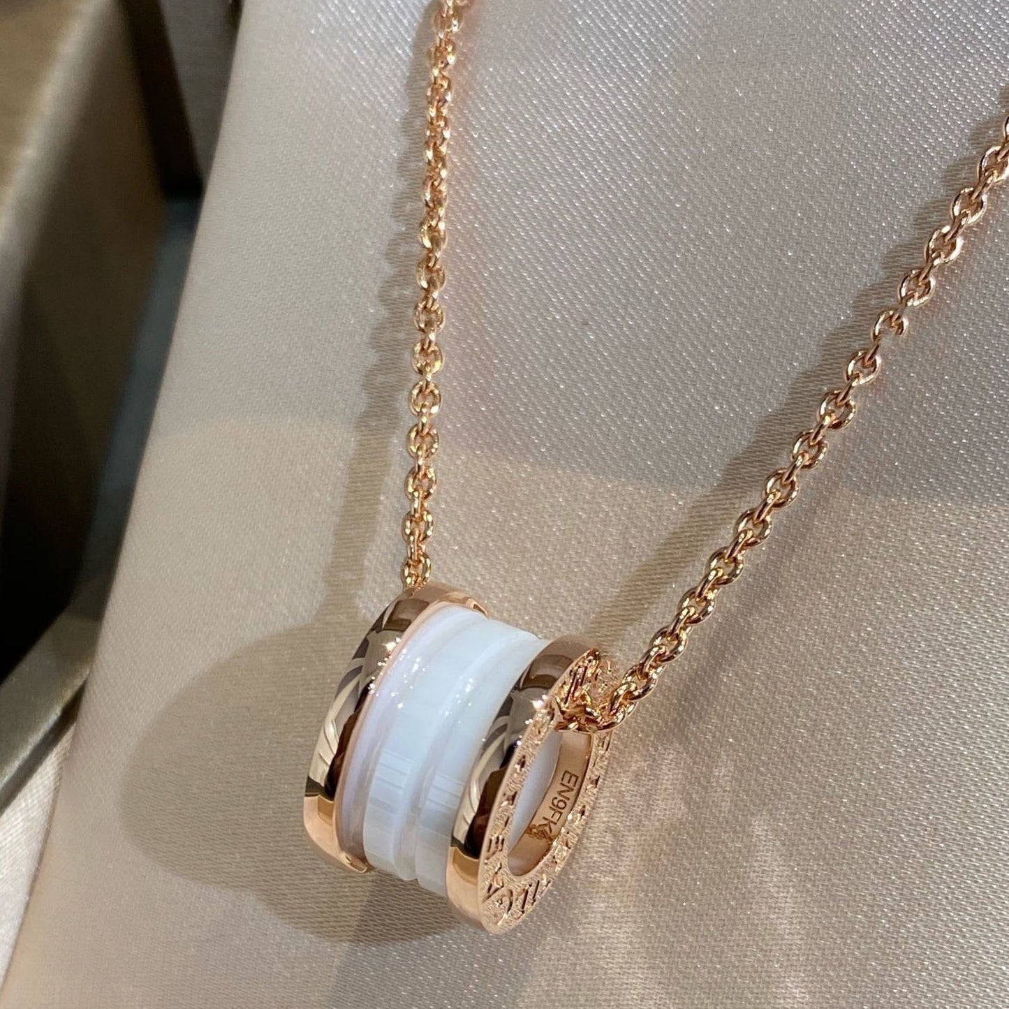 [CA]ZERO 1 WHITE CERAMIC PINK GOLD NECKLACE