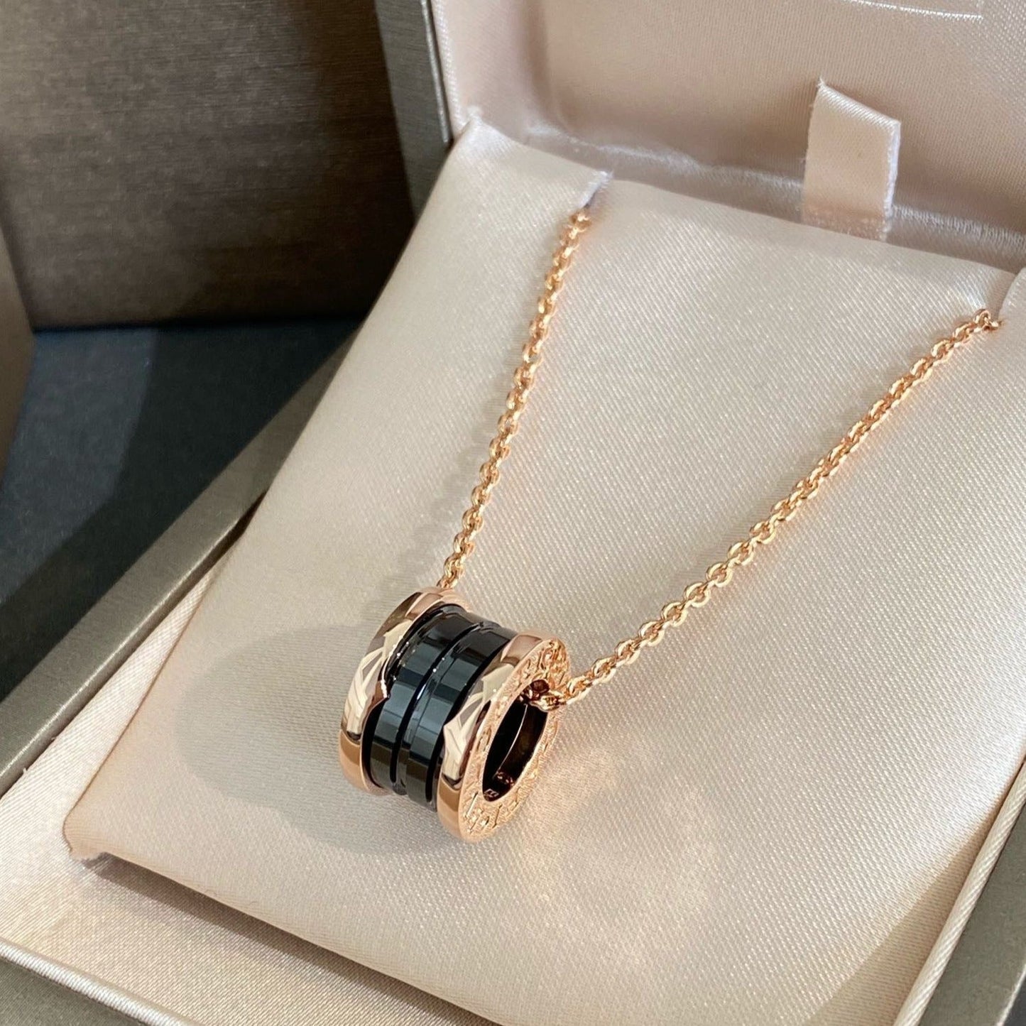 [CA]ZERO 1 BLACK CERAMIC PINK GOLD NECKLACE