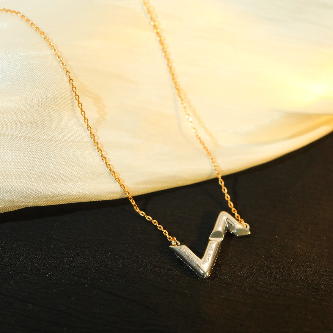 [CA]VOLT SILVER DIAMOND PEDANT NECKLACE