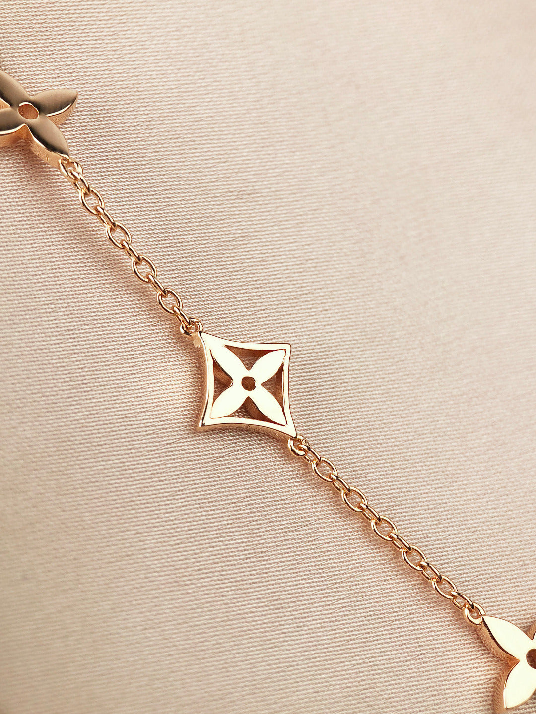 [CA]STAR AND SUN 7 MOTIFS GOLD BRACELET