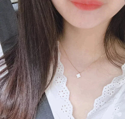 [CA]CLOVER MINI 9.5MM WHITE MOTHER-OF-PEARL NECKLACE