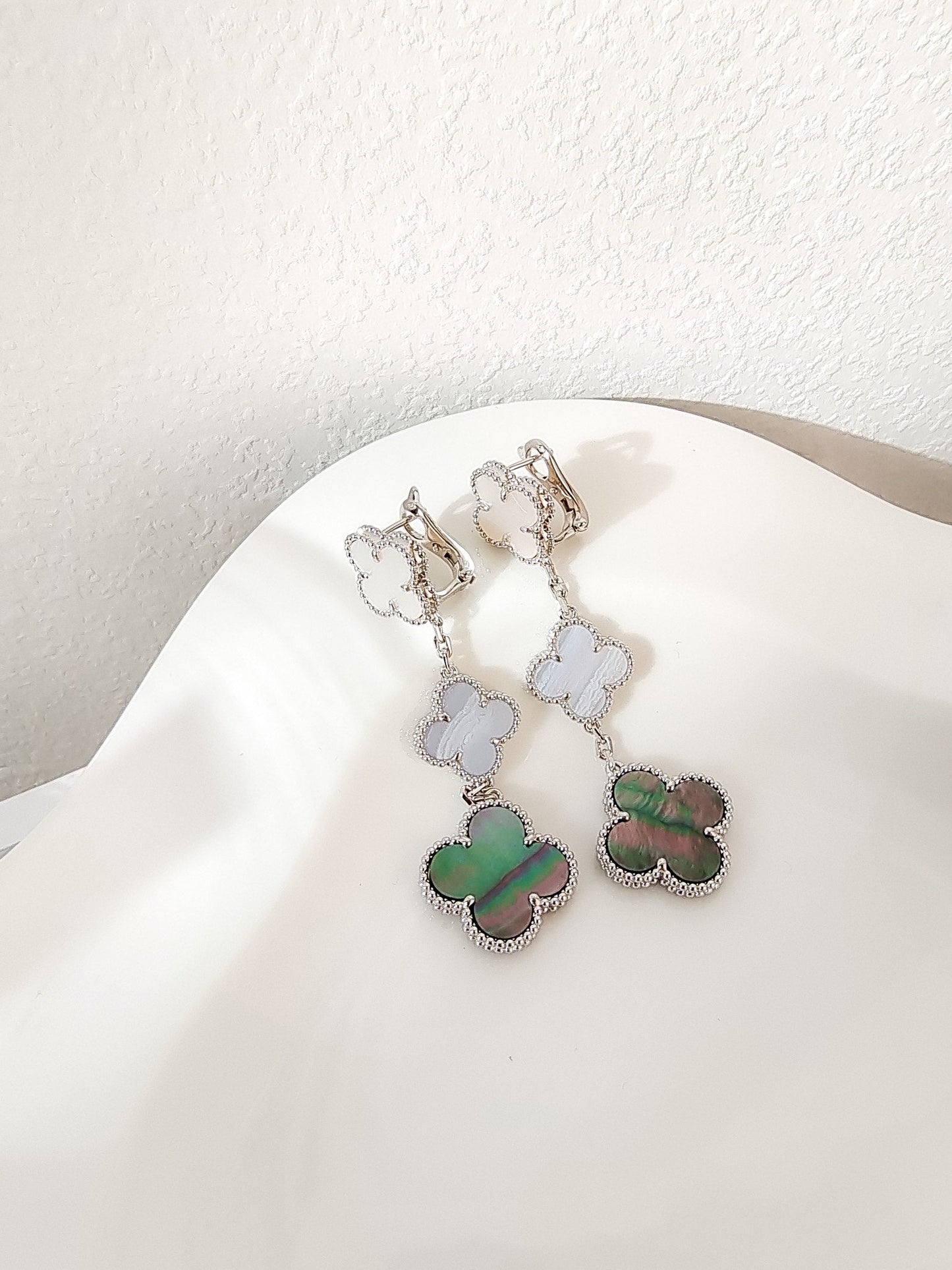 [CA]CLOVER 3 MOTIFS CHALCEDONY DARK MOP SILVER EARRINGS