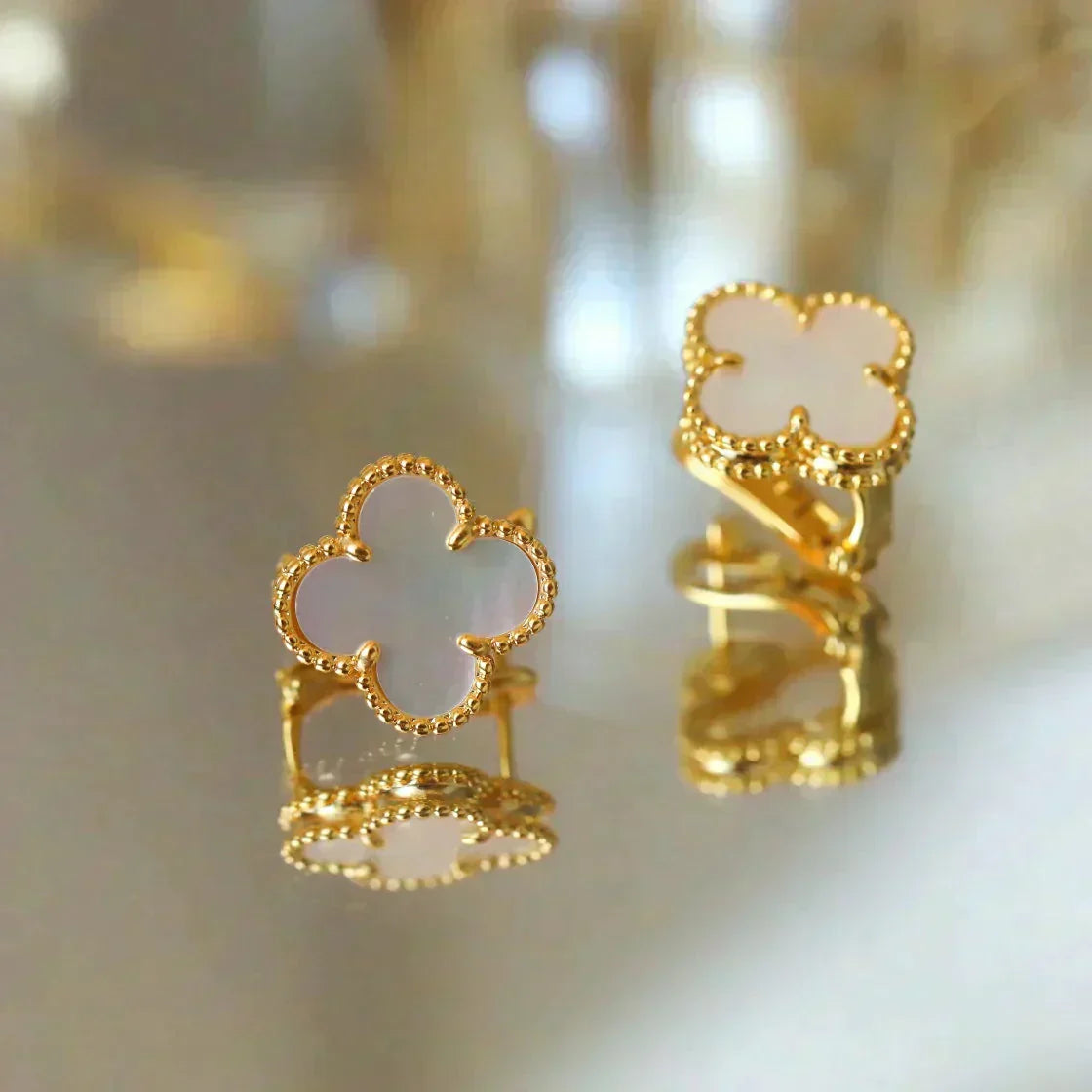 [CA]CLOVER MEDIUM 1 MOTIFS  WHITE MOP STUD EARRINGS