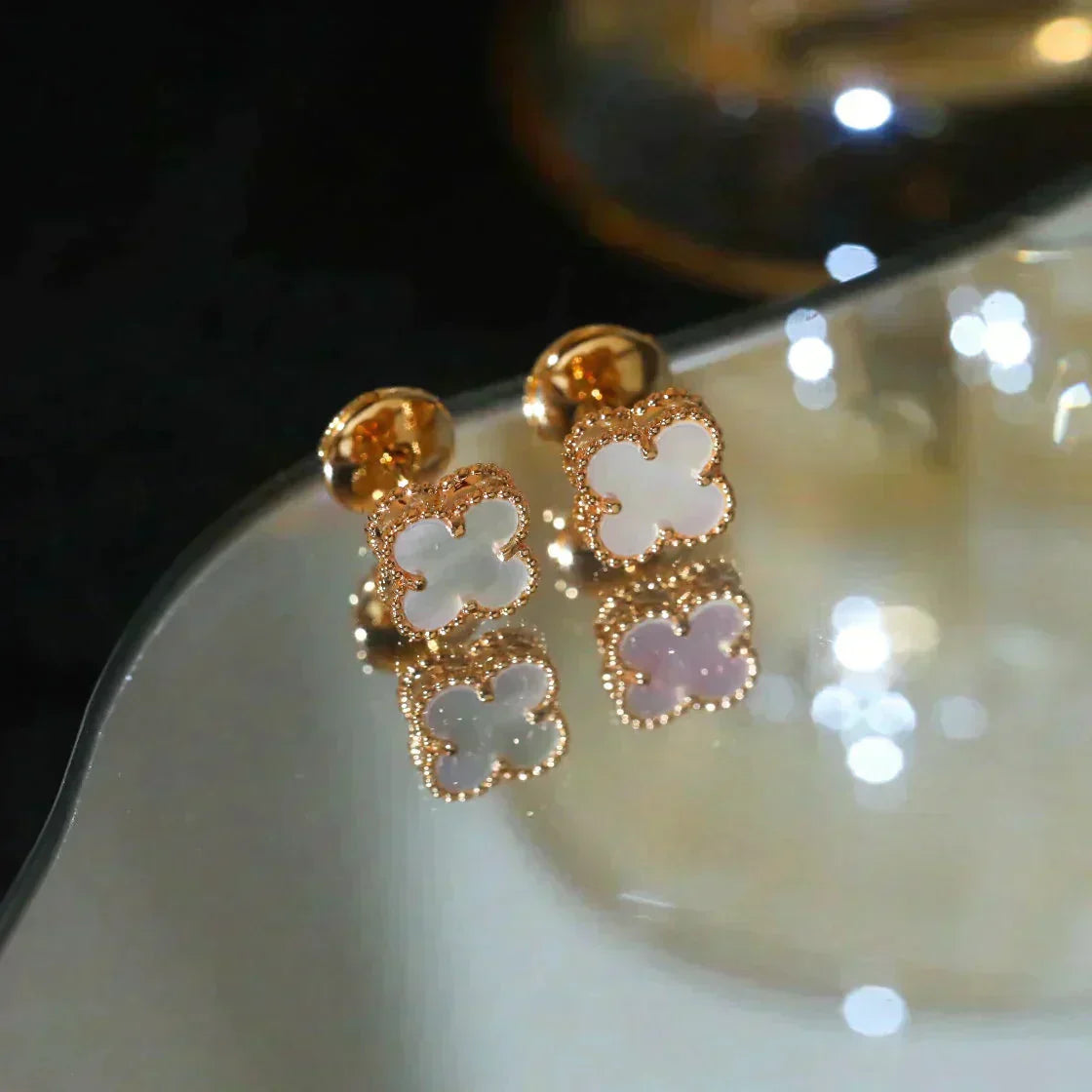 [CA]CLOVER MINI 9.5MM WHITE MOP EARRINGS