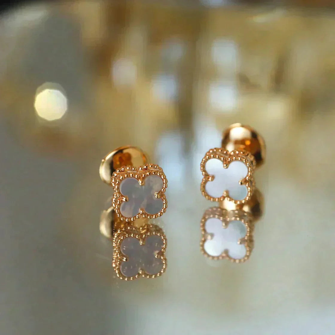 [CA]CLOVER MINI 9.5MM WHITE MOP EARRINGS