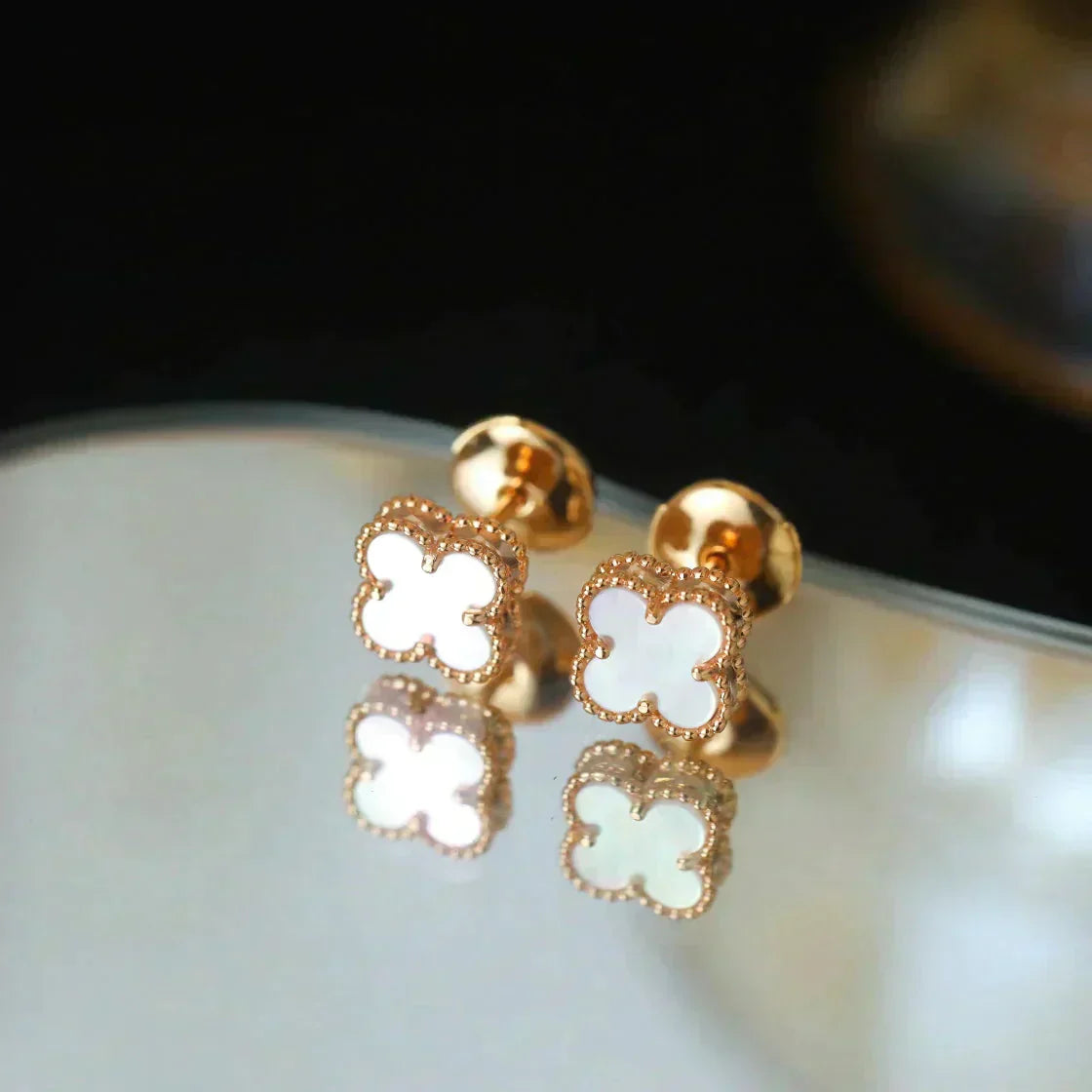 [CA]CLOVER MINI 9.5MM WHITE MOP EARRINGS