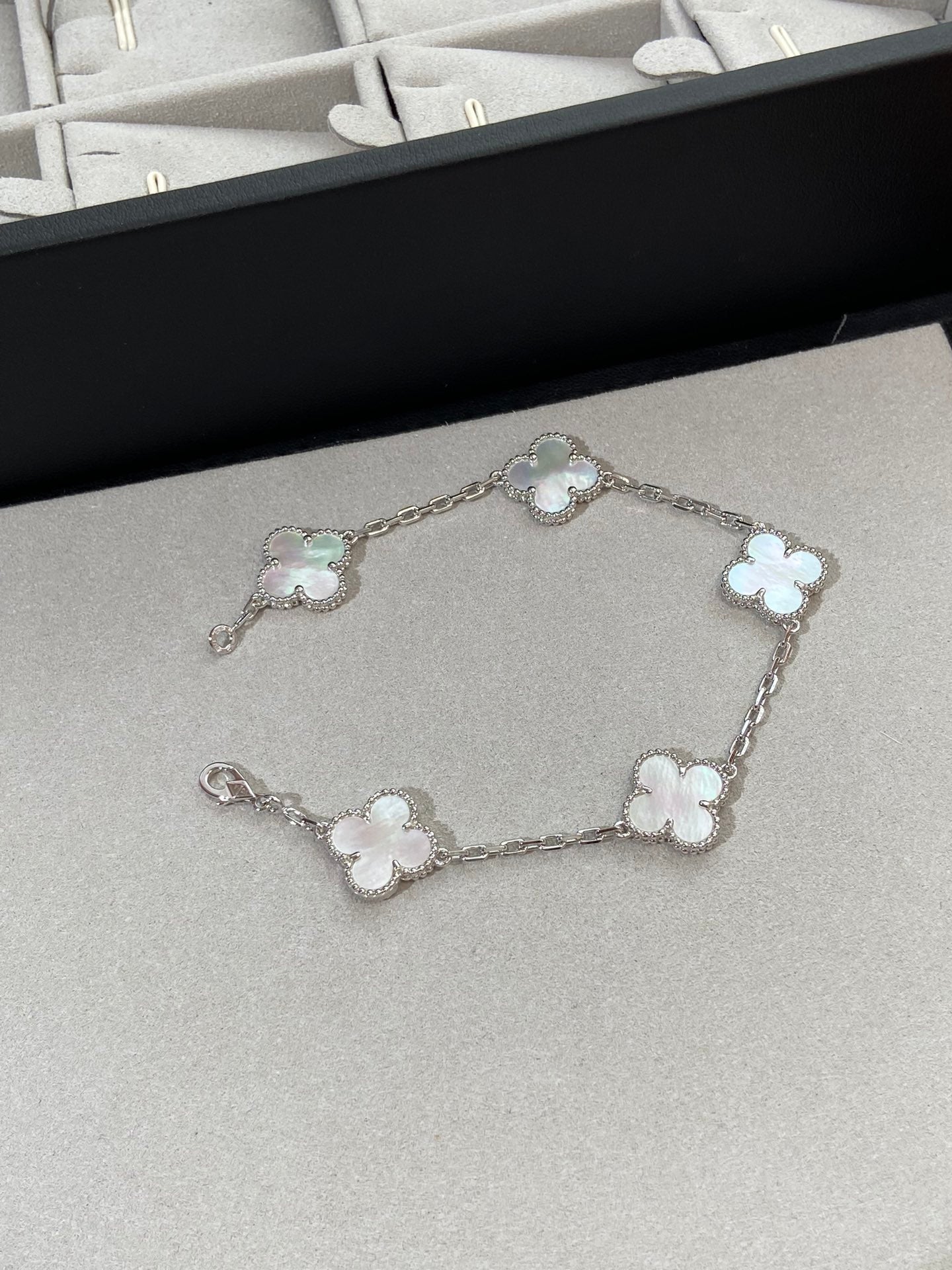 [CA]CLOVER SILVER MOP 5 MOTIF BRACELET