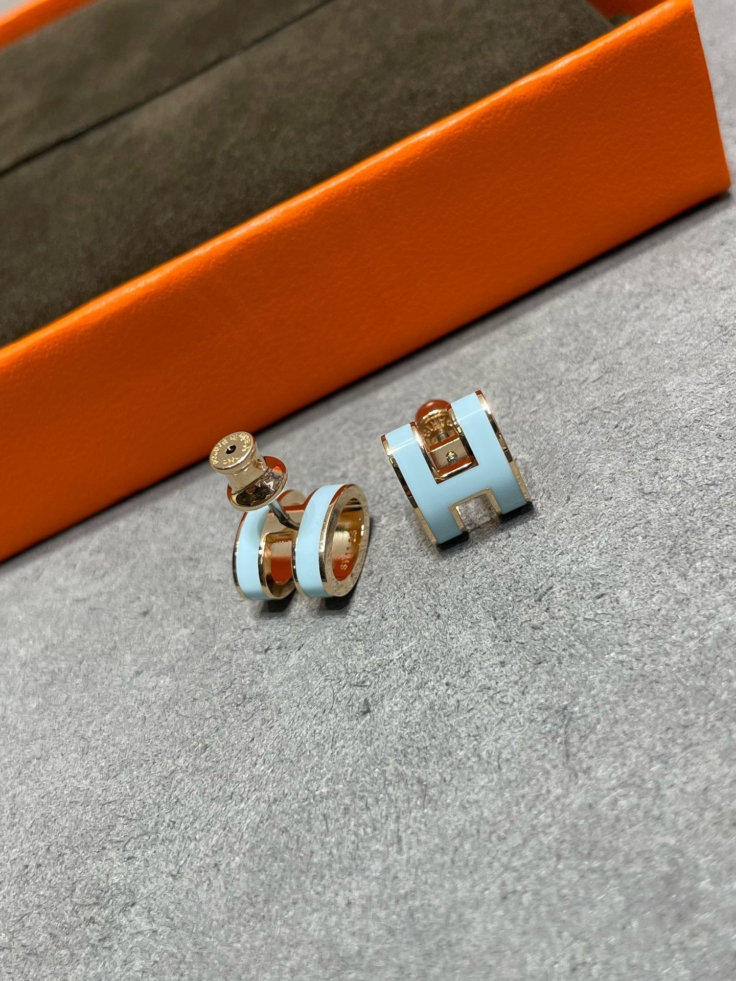 [CA]POP H SKY BLUE STUD EARRINGS