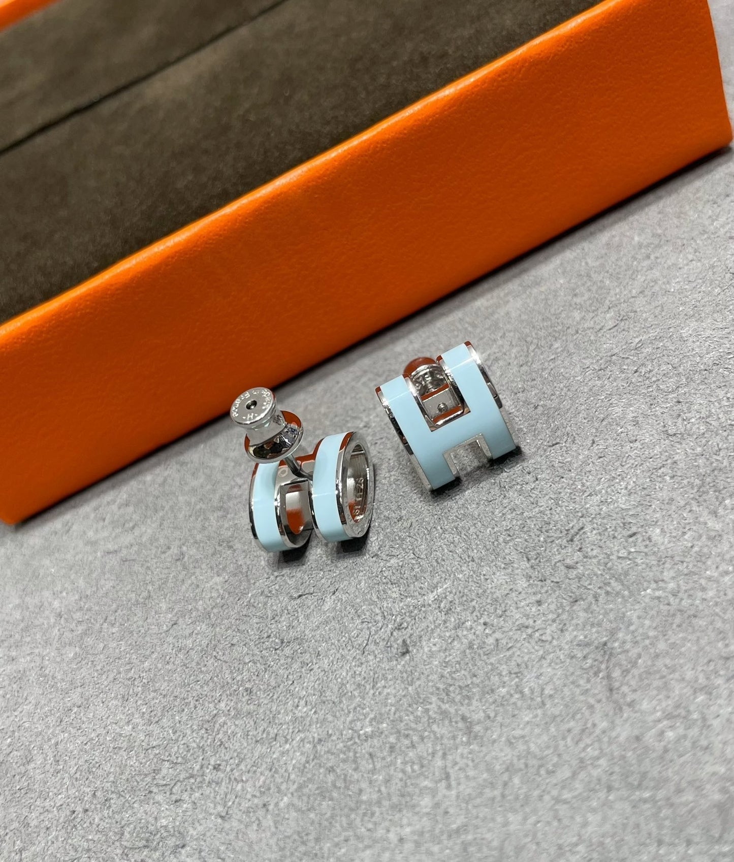 [CA]POP H SKY BLUE STUD EARRINGS