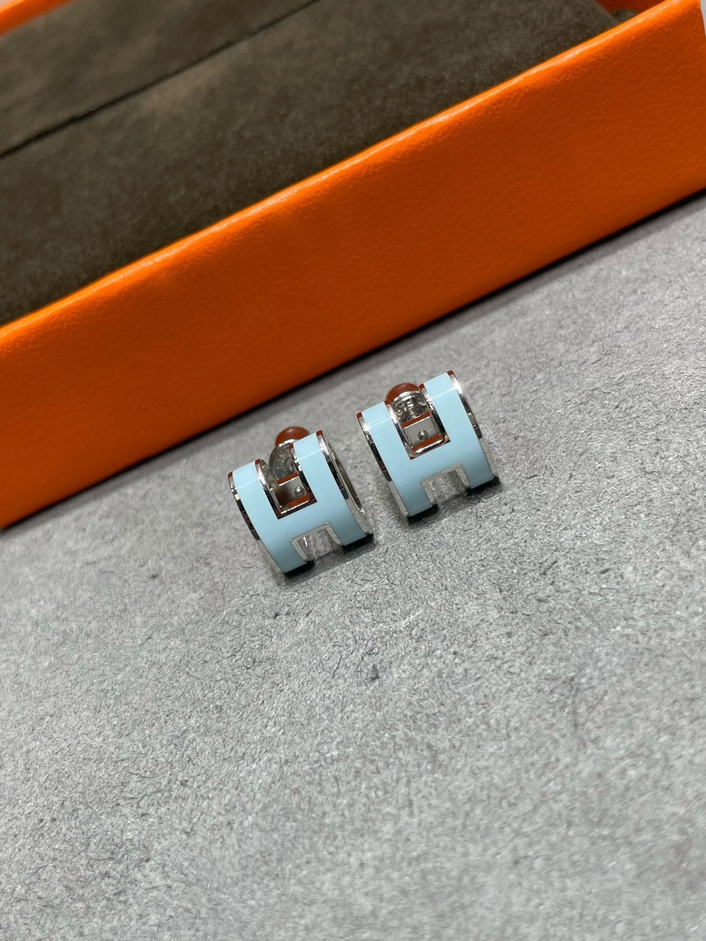 [CA]POP H SKY BLUE STUD EARRINGS