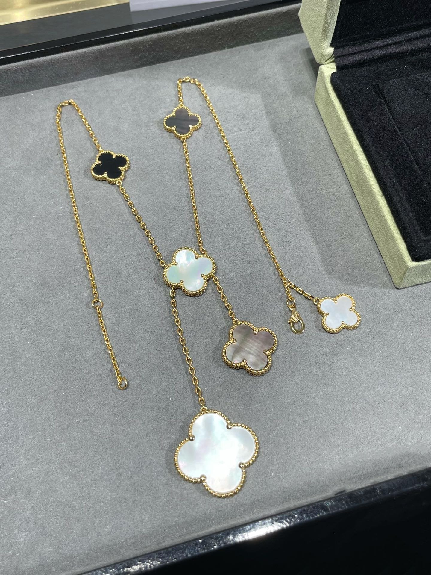 [CA]CLOVER 6 MOTIF MOP ONYX GOLD NECKLACE