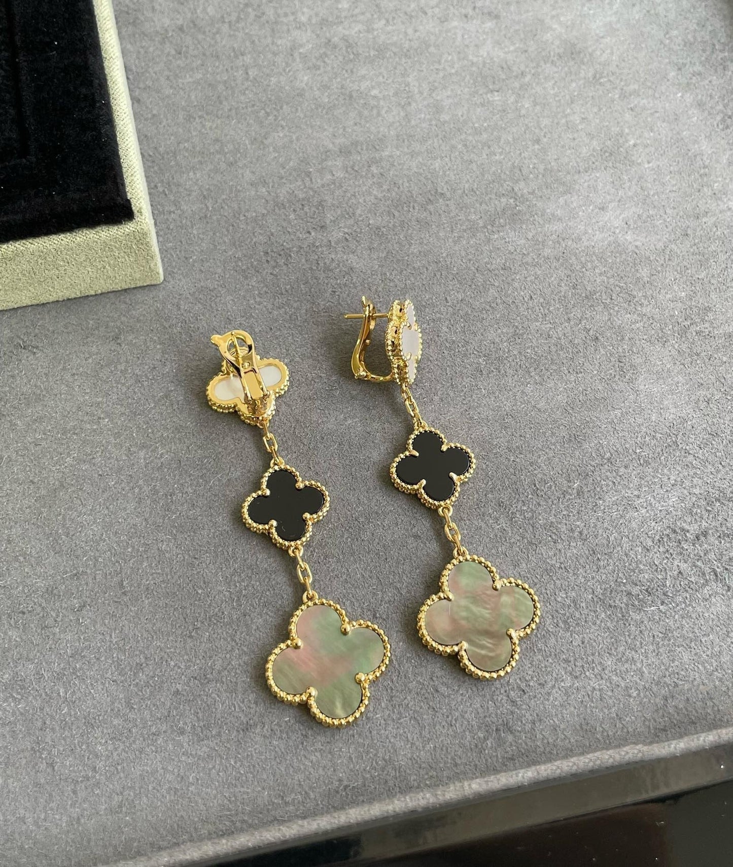 [CA]CLOVER 3 MOTIF MOP ONYX DARK MOP PINK GOLD EARRINGS