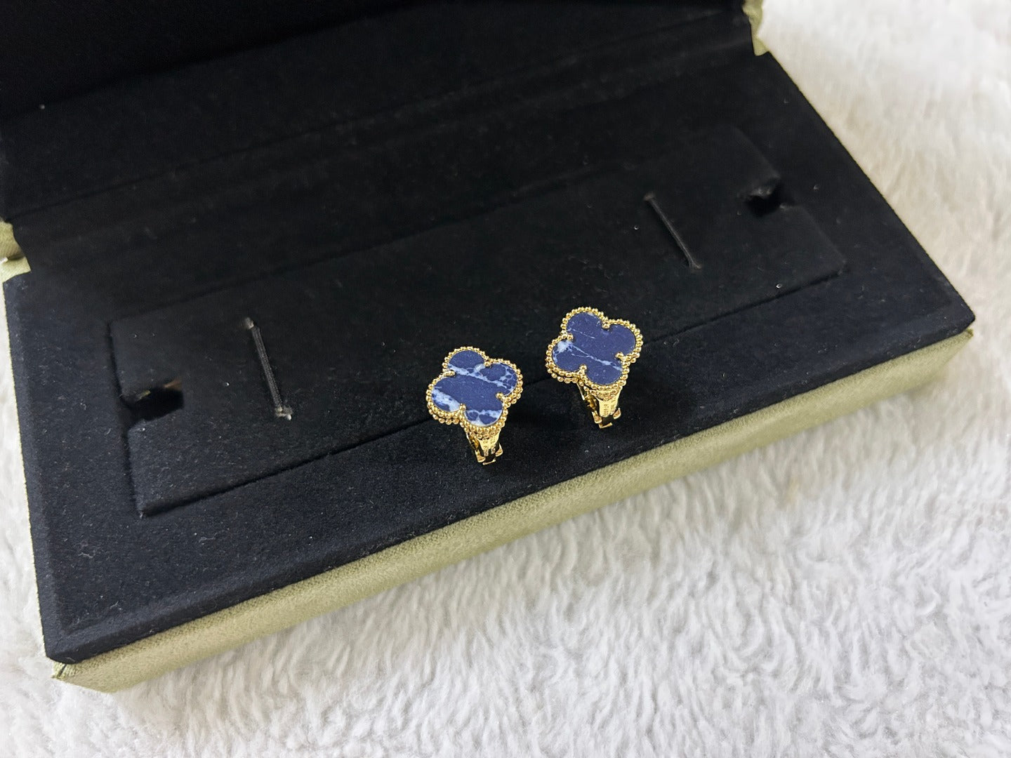 [CA]CLOVER PIETERSITE MEDIUM STUD EARRINGS