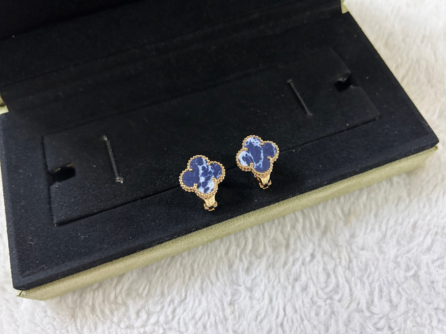 [CA]CLOVER PIETERSITE MEDIUM STUD EARRINGS