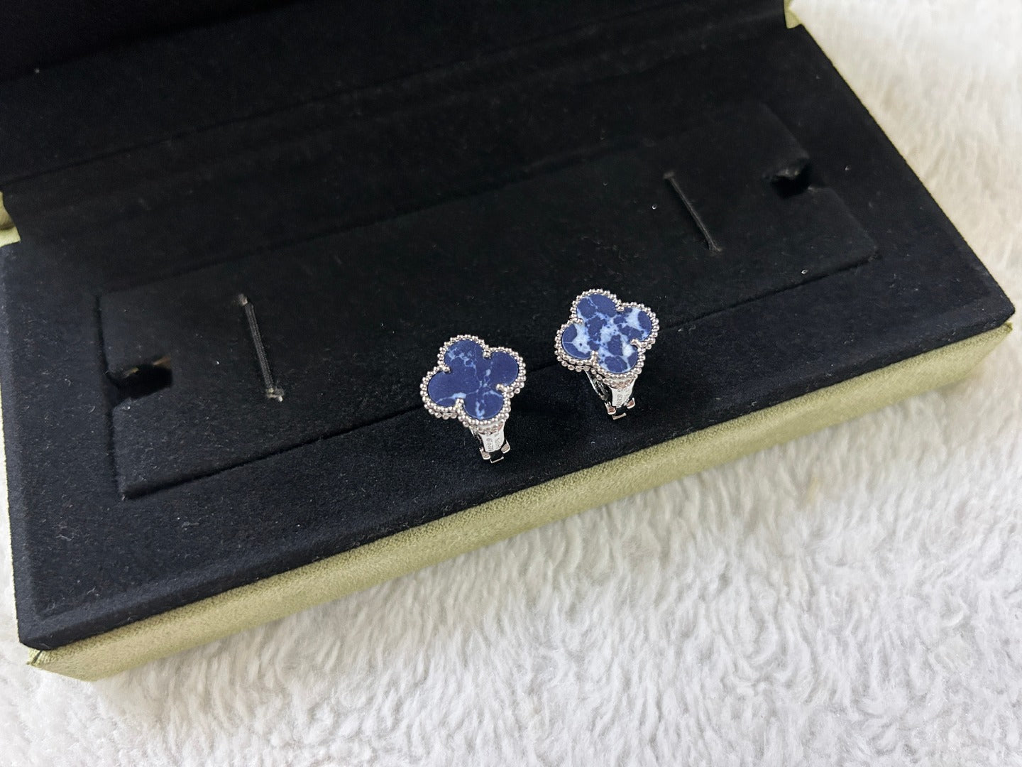 [CA]CLOVER PIETERSITE MEDIUM STUD EARRINGS