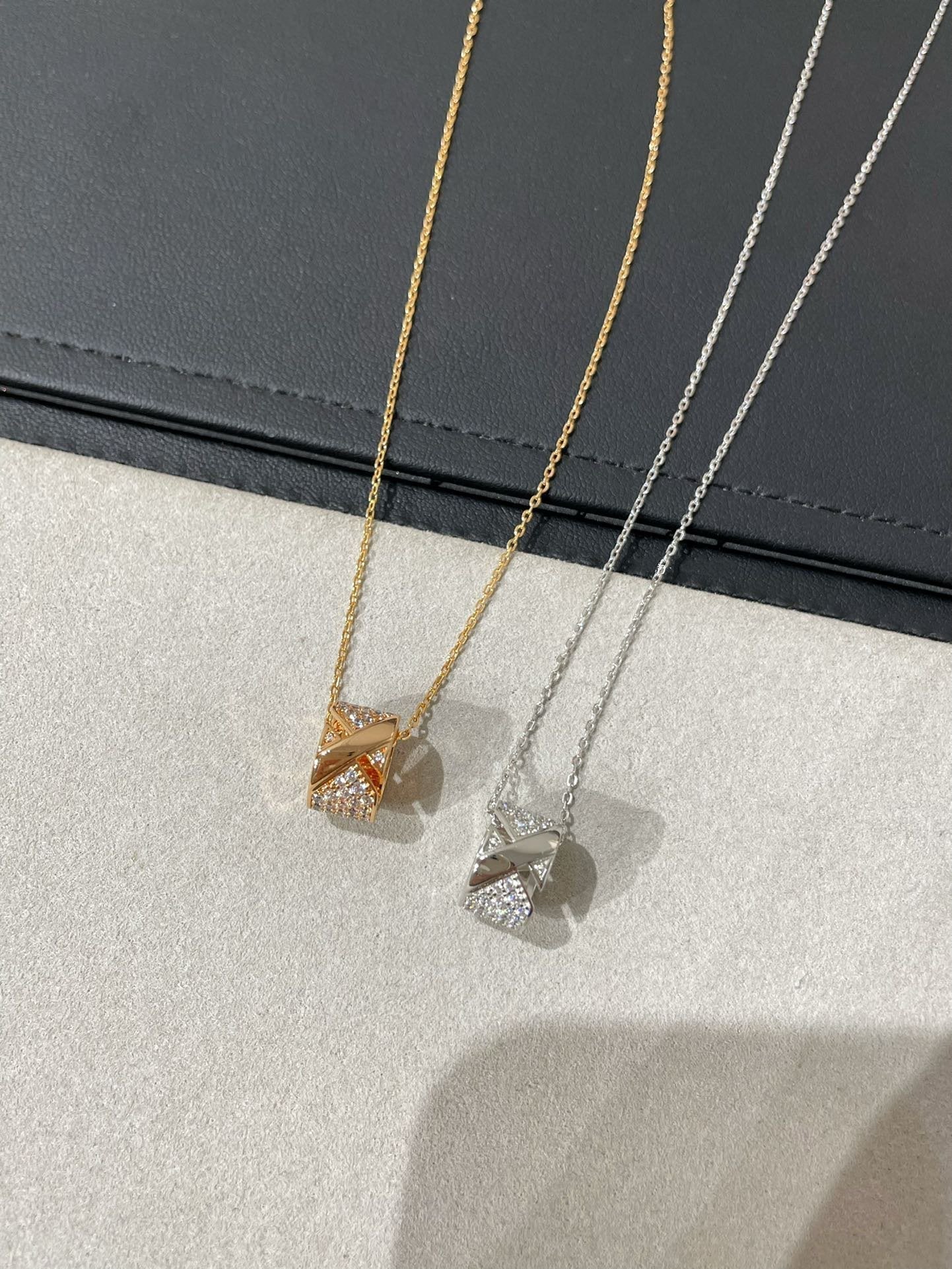 [CA]LIENS EVIDENCE DIAMOND PAVED NECKLACE