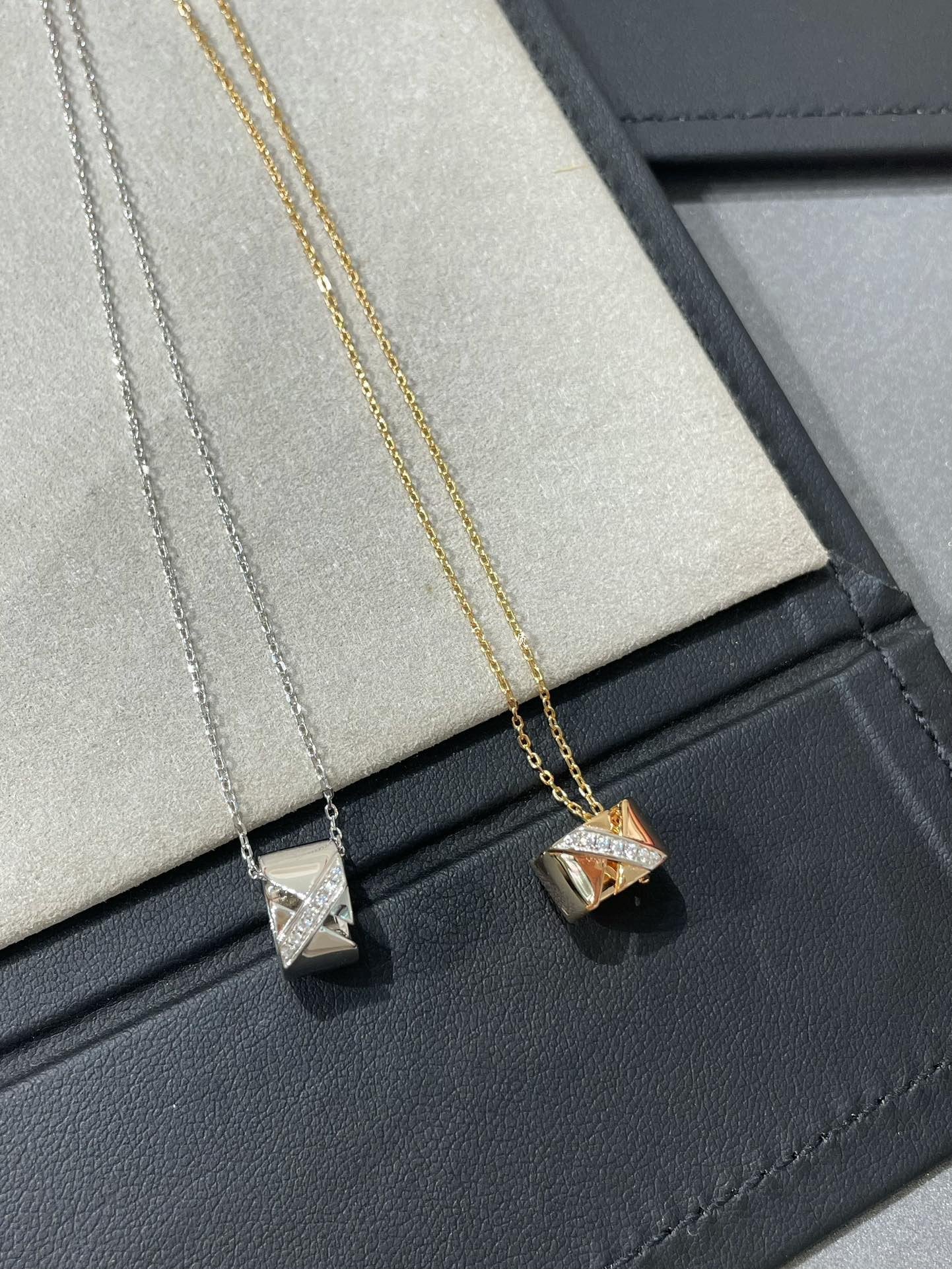 [CA]LIENS EVIDENCE DIAMOND NECKLACE