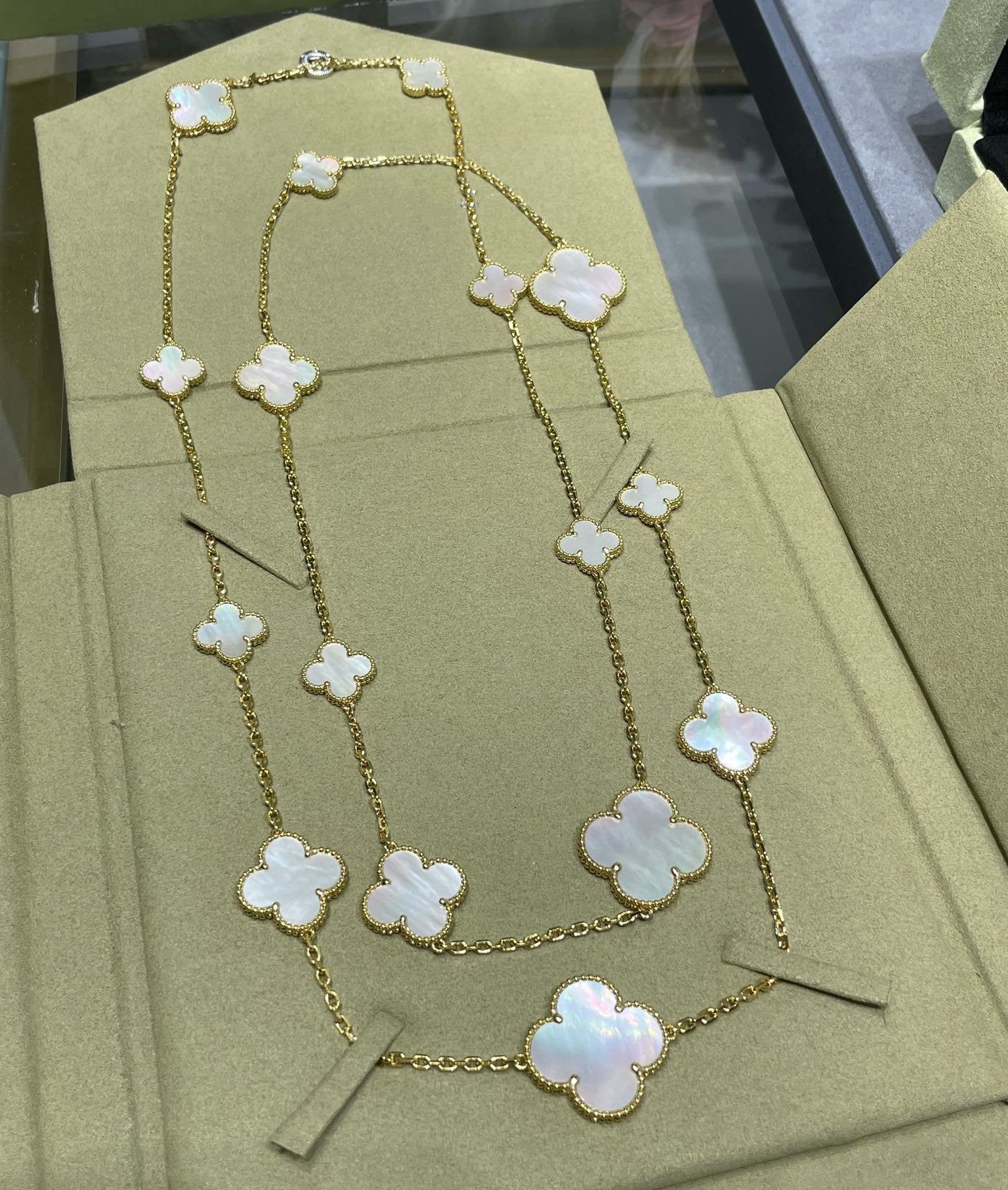 [CA]CLOVER 16 MOTIF WHITE MOP GOLD NECKLACE