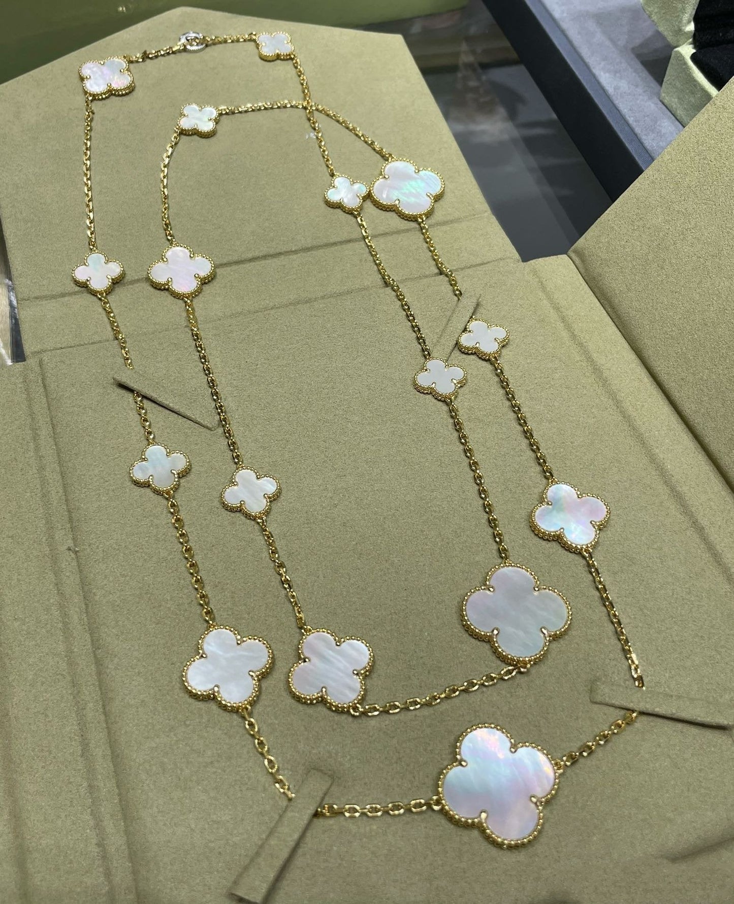 [CA]CLOVER 16 MOTIF WHITE MOP GOLD NECKLACE