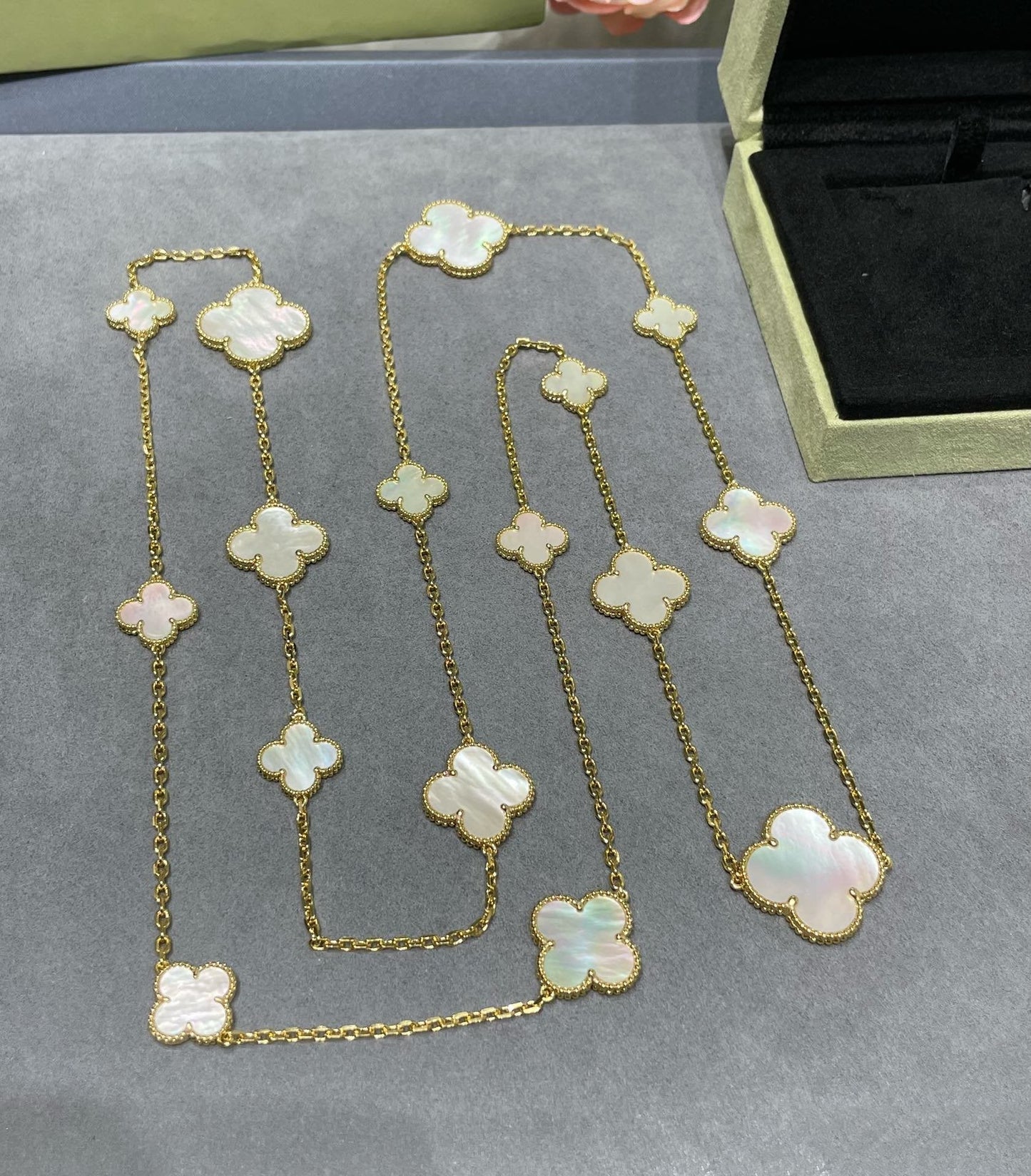 [CA]CLOVER 16 MOTIF WHITE MOP GOLD NECKLACE