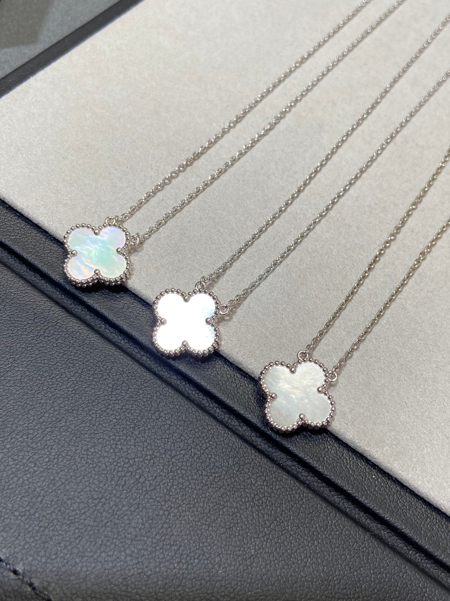 [CA]CLOVER MEDIUM SILVER WHITE MOP NECKLACE