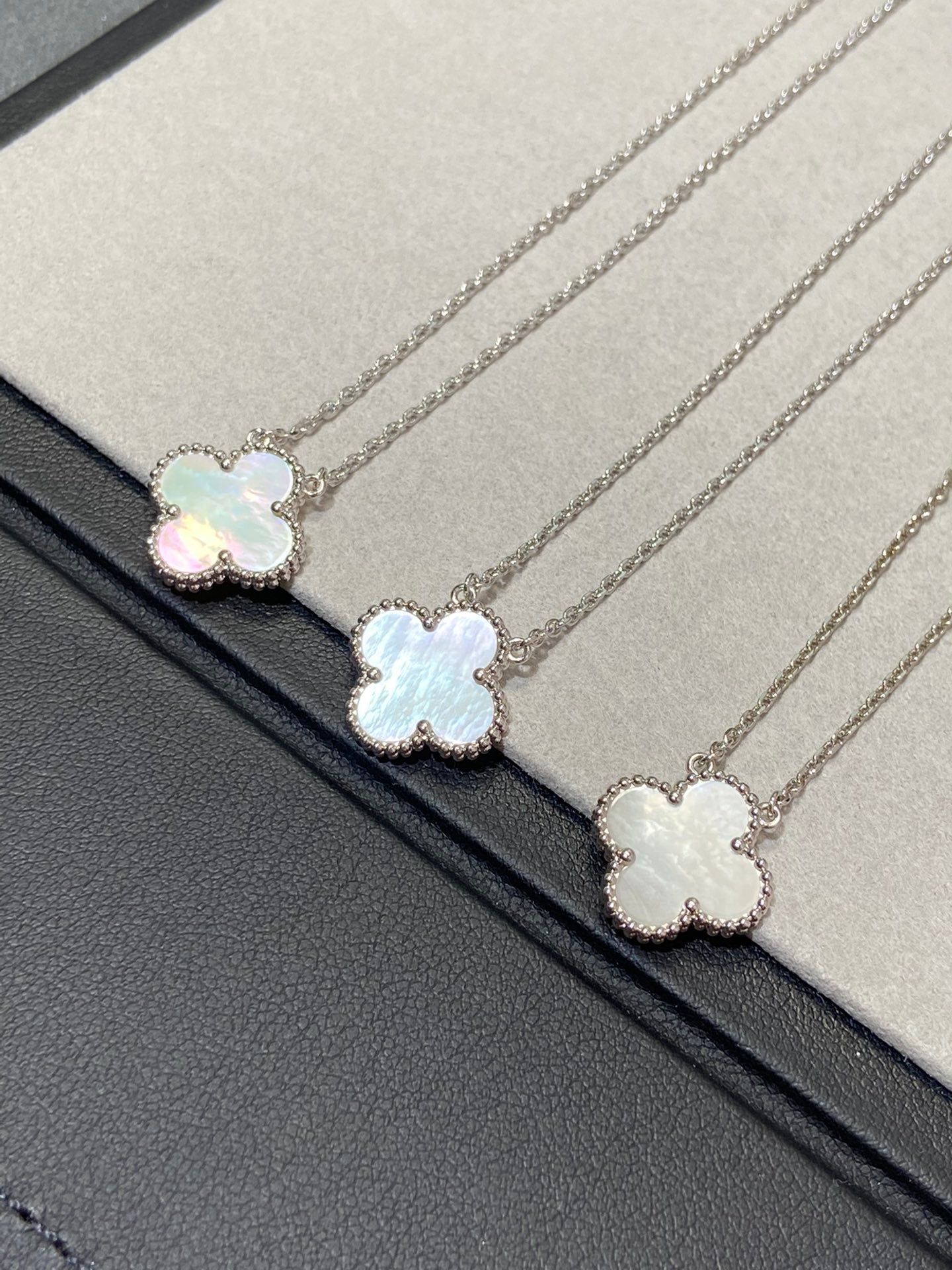 [CA]CLOVER MEDIUM SILVER WHITE MOP NECKLACE