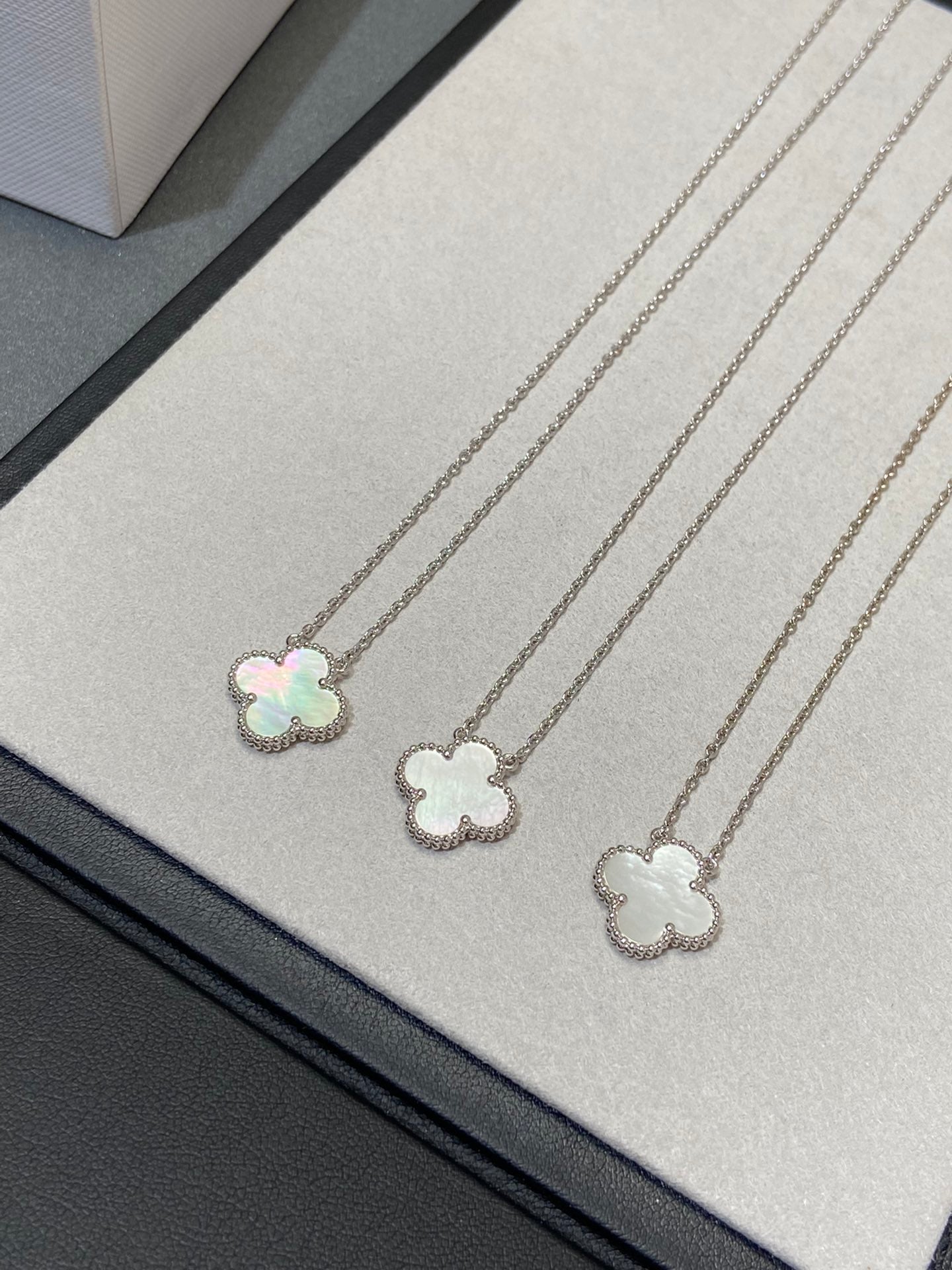 [CA]CLOVER MEDIUM SILVER WHITE MOP NECKLACE