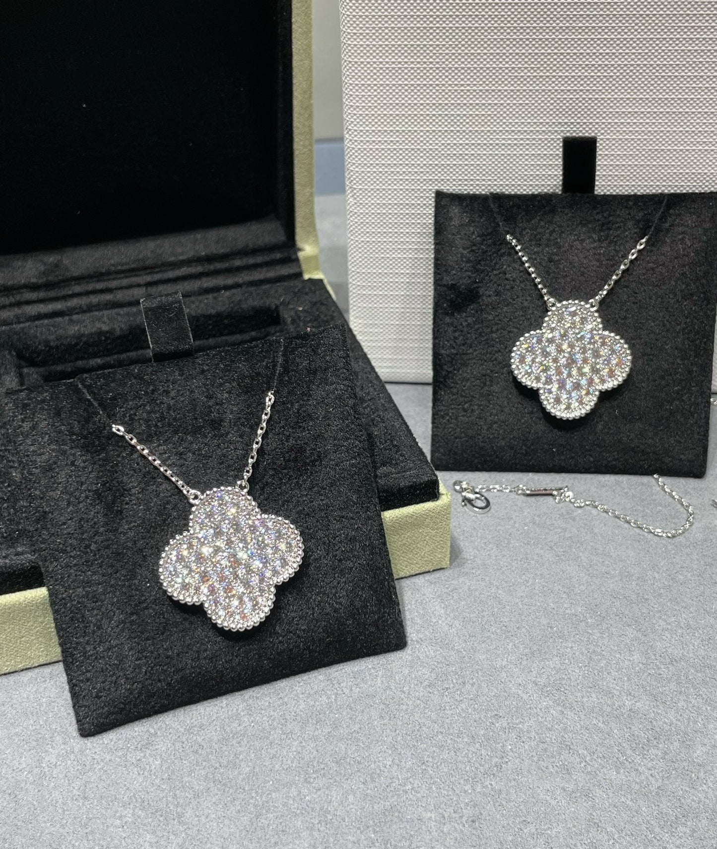 [CA]CLOVER 25MM LARGE PENDANT DIAMOND PAVED SILVER NECKLACE