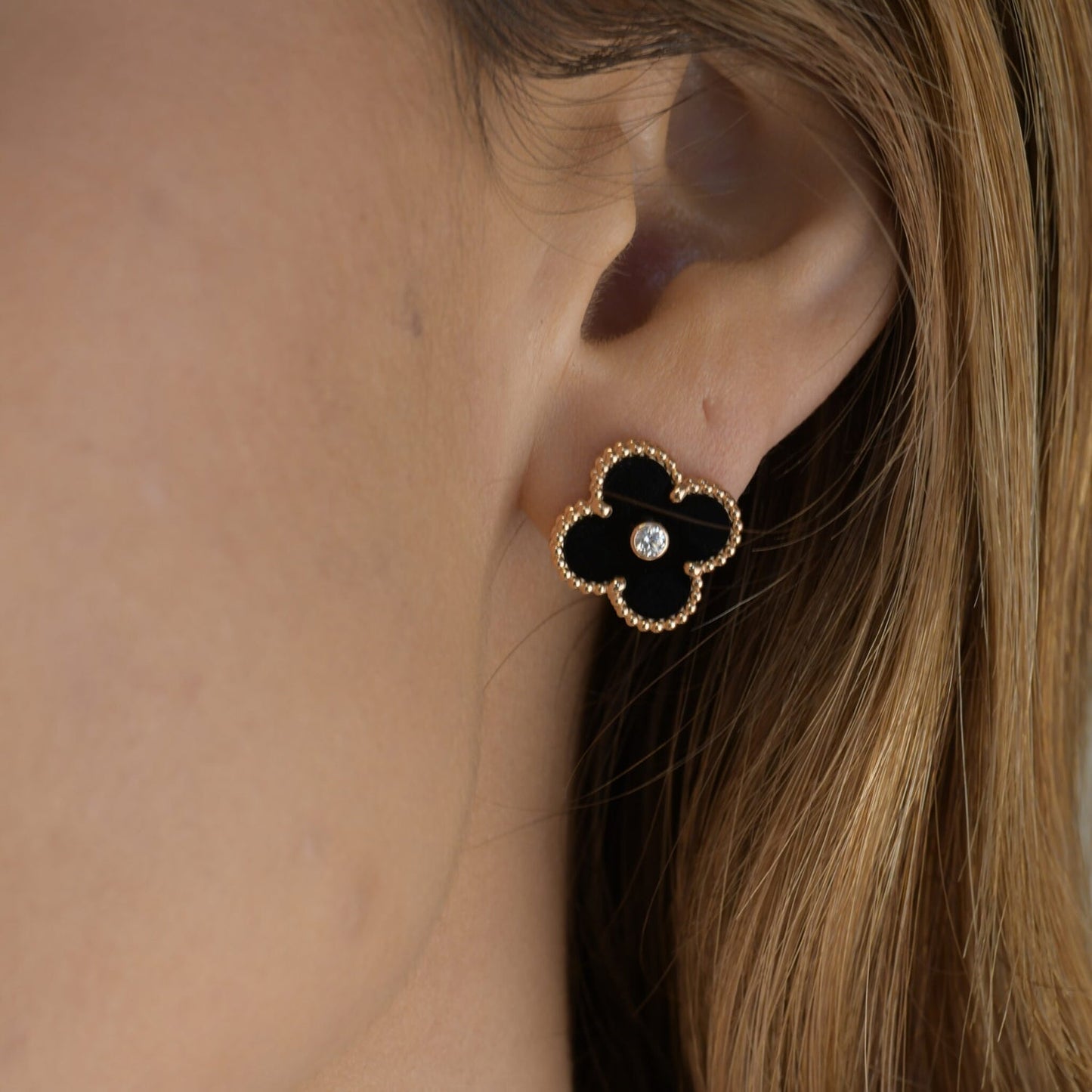 [CA]CLOVER MEDIUM 1 MOTIFS ONYX DIAMOND EARRINGS