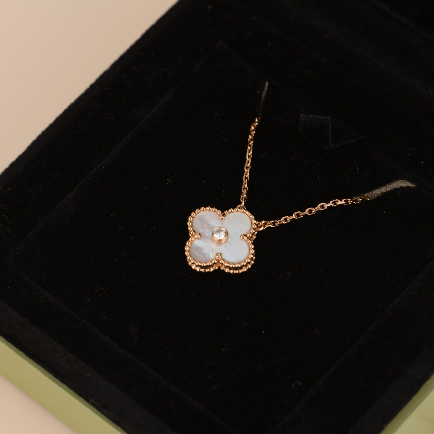 [CA]CLOVER 15MM DIAMOND WHITE FRITILLARIA NECKLACE