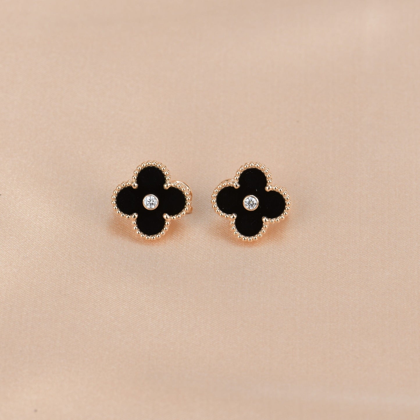 [CA]CLOVER MEDIUM 1 MOTIFS ONYX DIAMOND EARRINGS