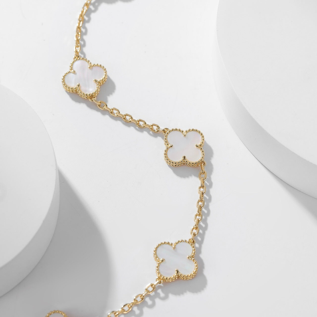 [CA]CLOVER 10 MOTIFS WHITE MOTHER OF PEARL NECKLACE