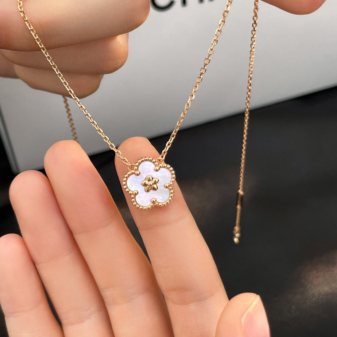 [CA]LUCKY  WHITE MOP  PLUM BLOSSOM NECKLACE