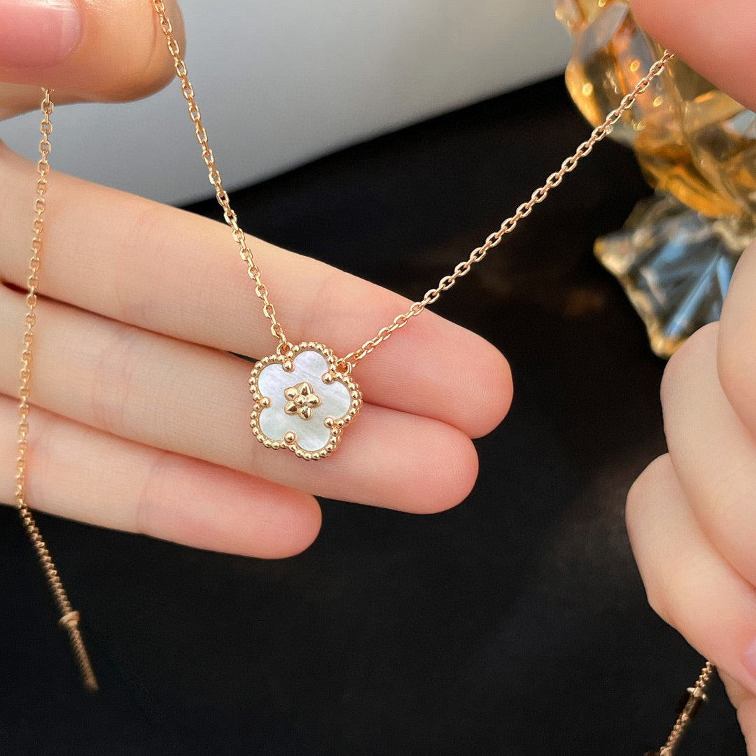 [CA]LUCKY  WHITE MOP  PLUM BLOSSOM NECKLACE