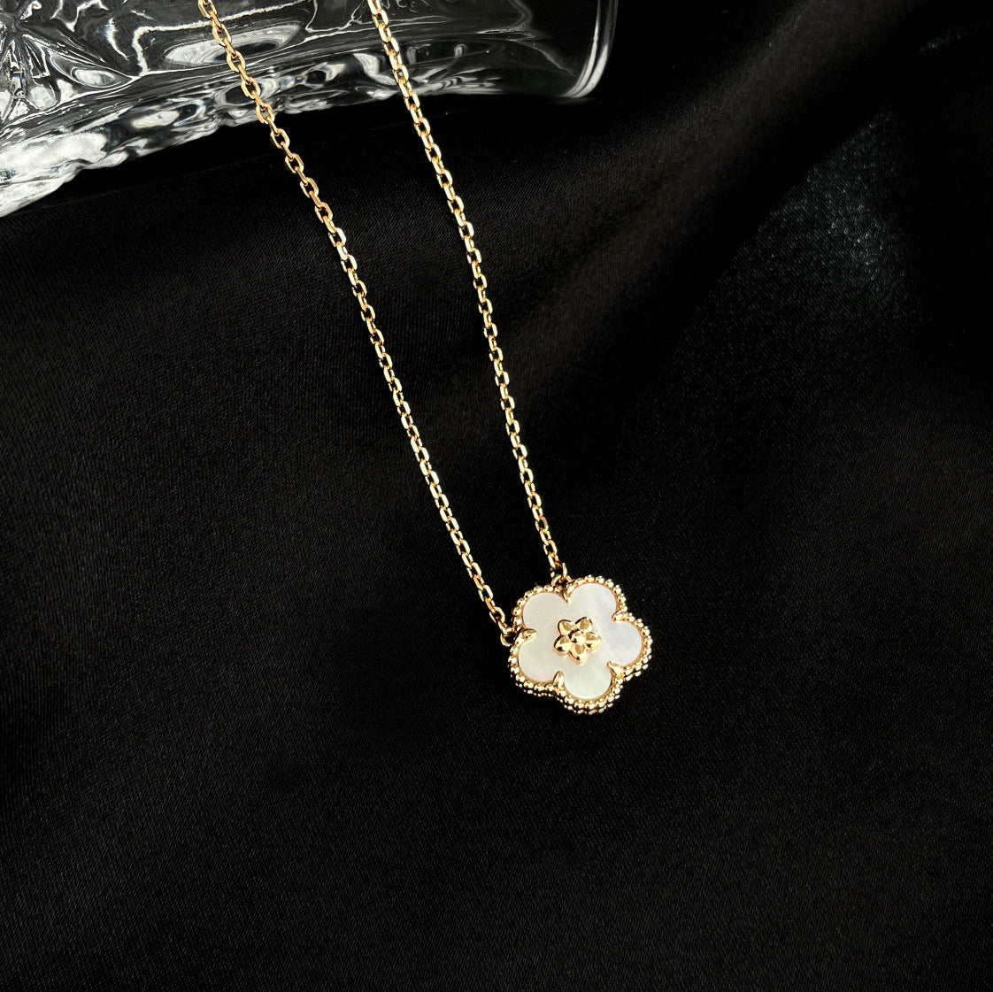 [CA]LUCKY  WHITE MOP  PLUM BLOSSOM NECKLACE