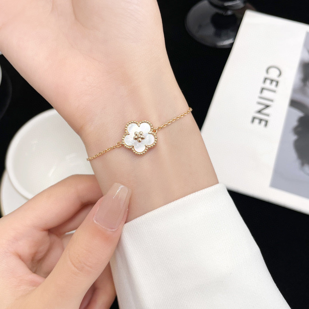 [CA]LUCKY WHITE MOP PLUM BLOSSOM  BRACELET