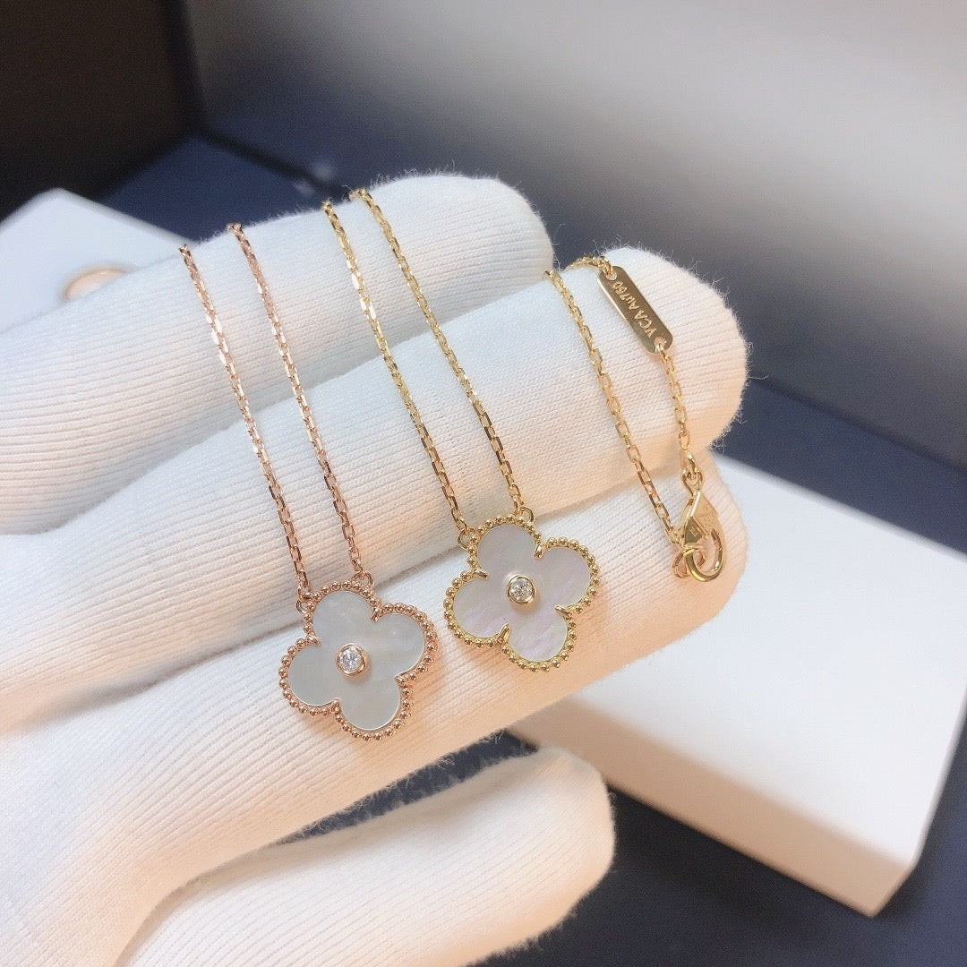 [CA]CLOVER 15MM DIAMOND WHITE FRITILLARIA NECKLACE