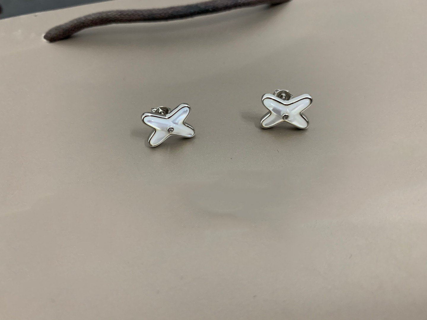 [CA]JEUX DE WHITE MOP SILVER DIAMOND EARRINGS