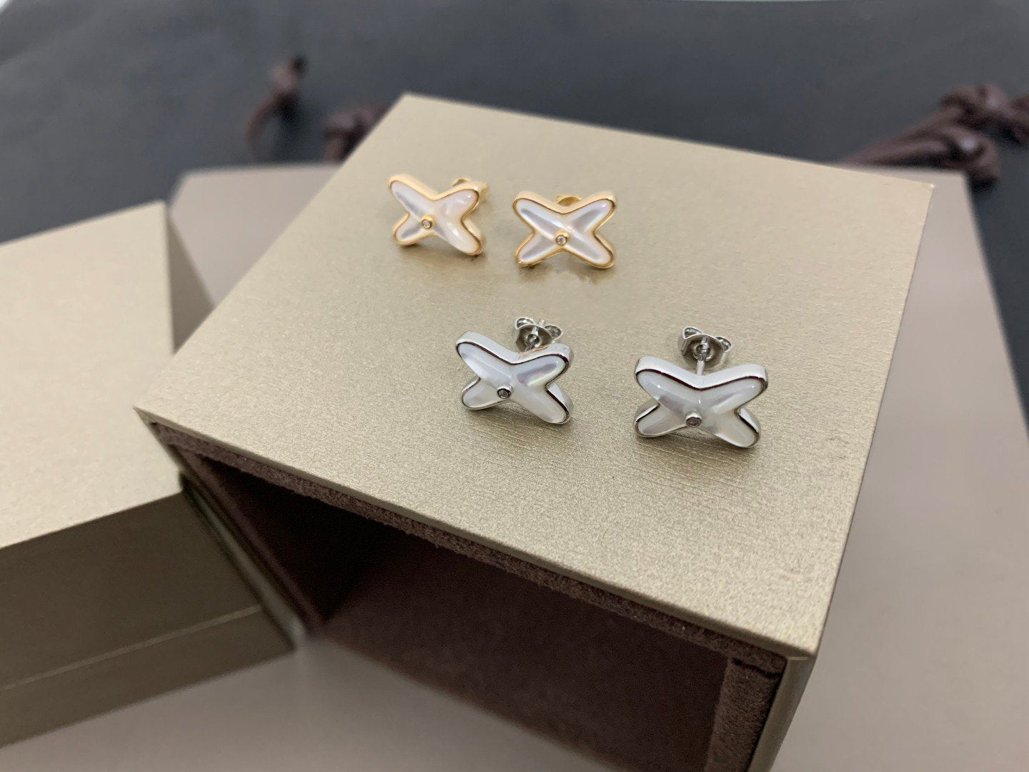 [CA]JEUX DE WHITE MOP SILVER DIAMOND EARRINGS