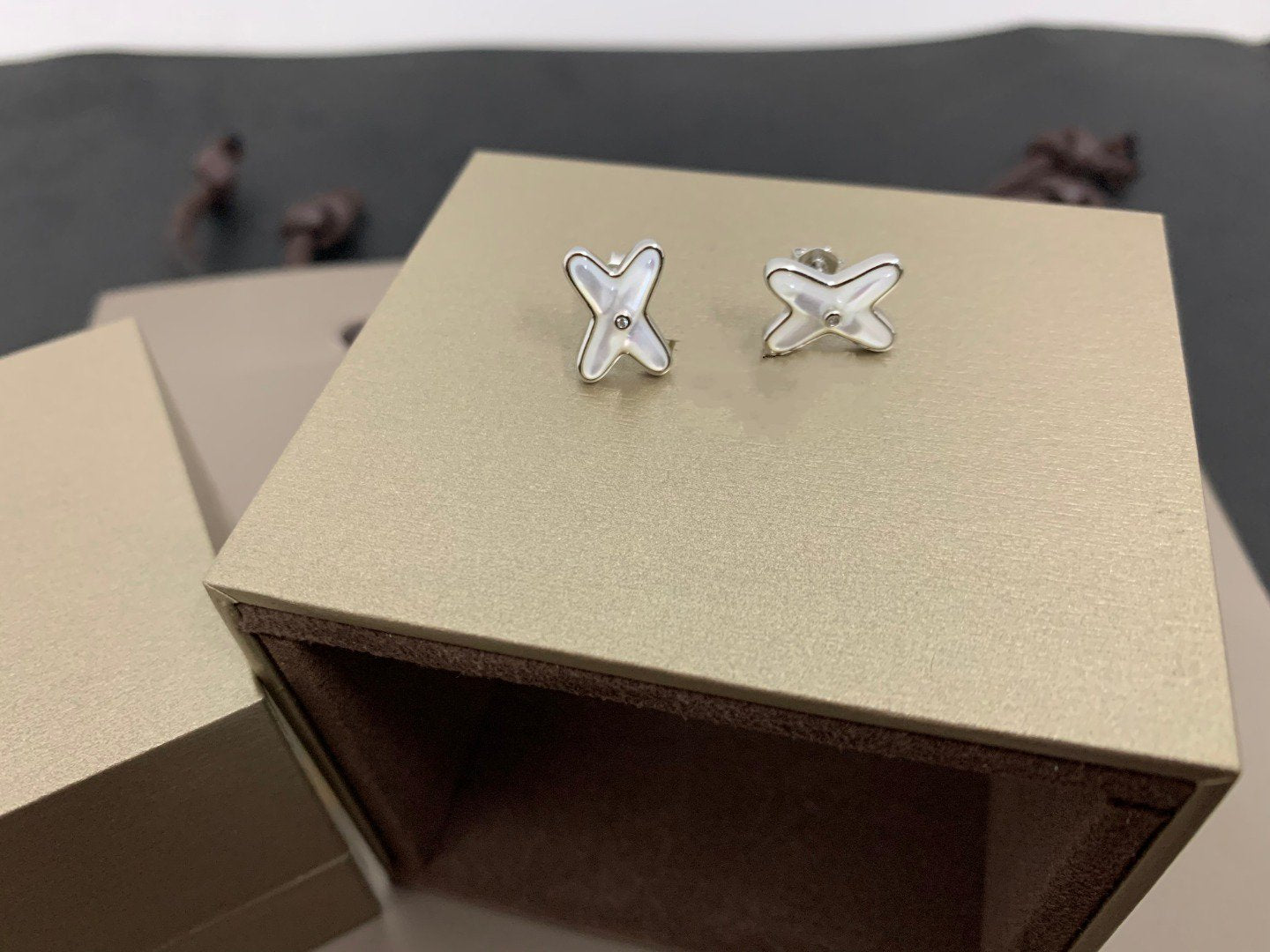 [CA]JEUX DE WHITE MOP SILVER DIAMOND EARRINGS