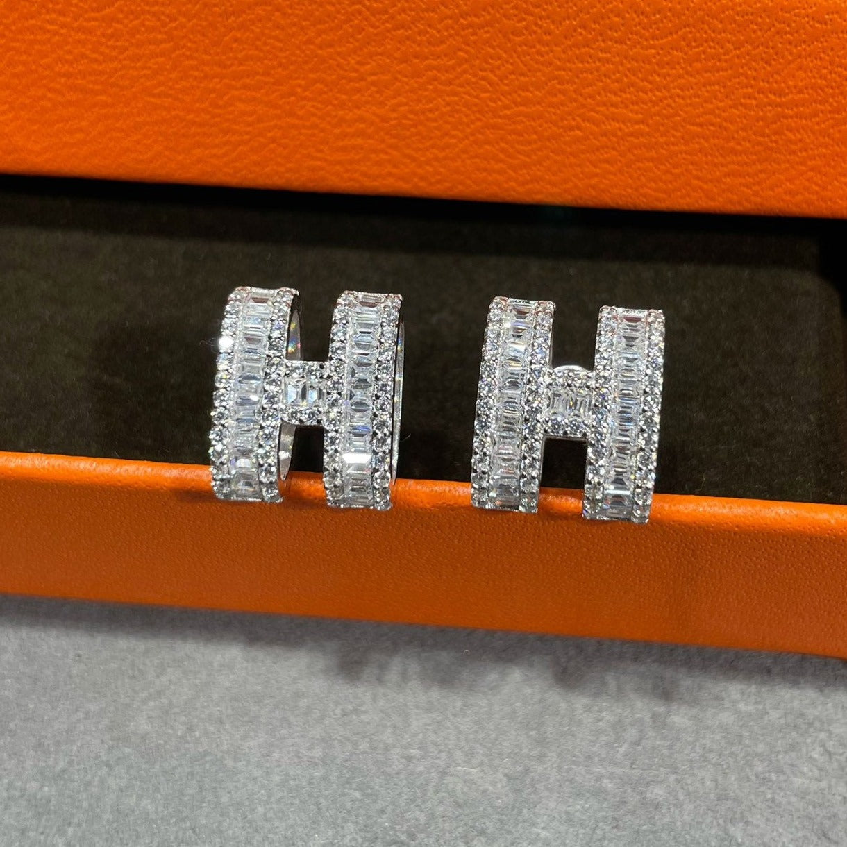 [CA]H STUD EARRINGS WITH SILVER DIAMONDS