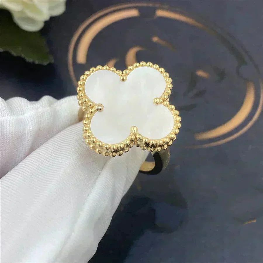 [CA]CLOVER WHITE MOP RING